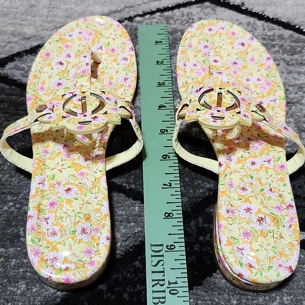 CROWN & IVY WYLIE PAINTED PETALS SLIP-ON FLORAL SANDALS SIZE 8M
